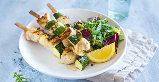 Шашлык из филе индейки с лимоном и шалфеем на гриле