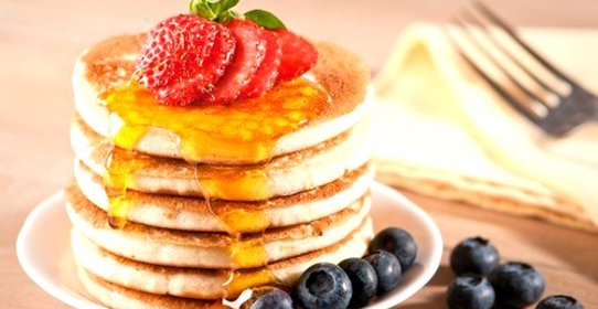 Быстрые блинчики с ягодами и кленовым сиропом