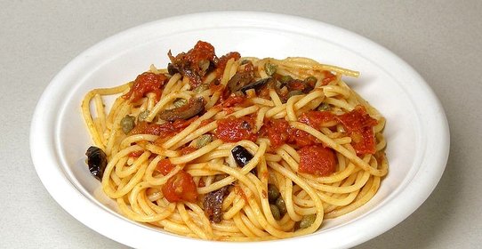 Спагетти с оливками и помидорами