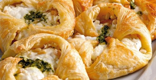Пирожки из слоеного теста с козьим сыром