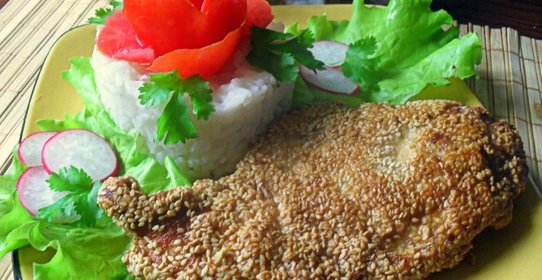 Куриные отбивные в кунжутной панировке