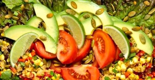 Салат с квиноа и кукурузой