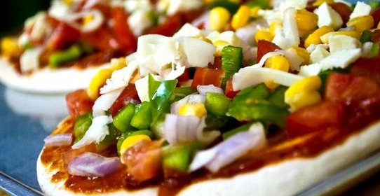 Пицца с кукурузой и колбасой