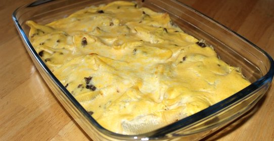 Конкильони, фаршированные индейкой, со сливочно-тыквенным соусом