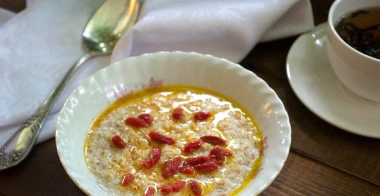 Овсяная кашка с ягодами годжи на завтрак