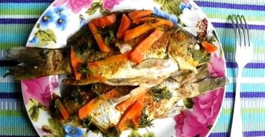 Тушеная рыба с луком и морковью