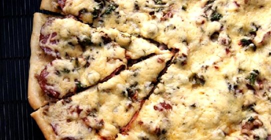 Пицца с фаршем и колбасой