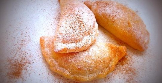 Творожные пирожки с яблоком и корицей