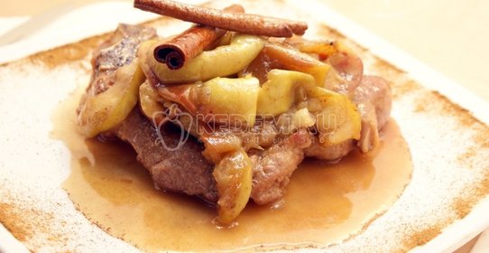 Свиной стейк на сковороде в яблочном соусе