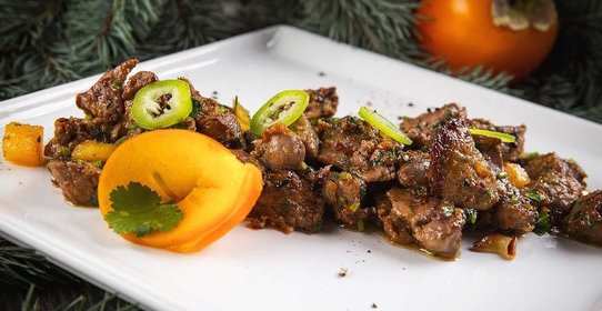 Куриная печень с хурмой