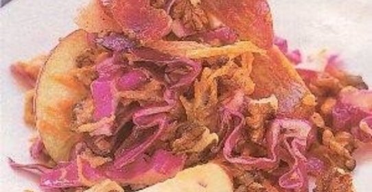 Колеслоу с яблоками и орехами