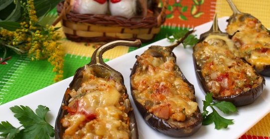 Баклажаны фаршированные овощами и копчёной грудинкой
