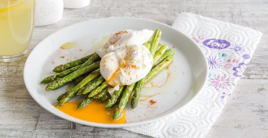 Спаржа с яйцом-пашот