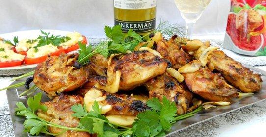 Куриные бедрышки на костре в соево-медовом маринаде с лимоном и карри