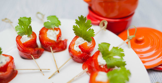 Рулетики из запеченного перца с сыром и орегано