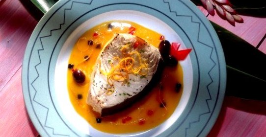 Рыба-меч с луком и белым вином