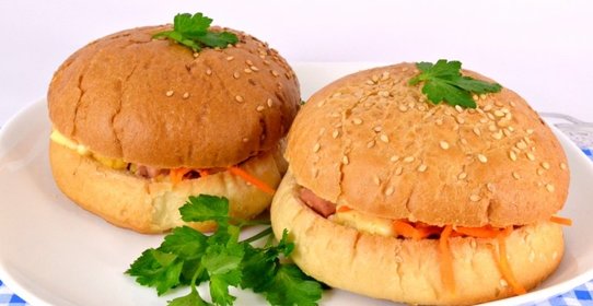 Булочки фаршированные сосисками, помидорами и сыром в микроволновке
