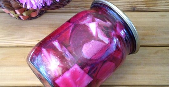 Маринованная капуста со свеклой и чесноком
