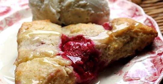 Булочки с малиной и лимонной глазурью