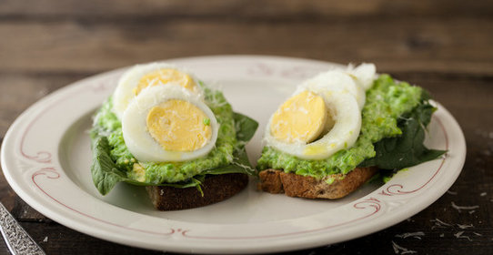 Брускетта с яйцом и соусом песто