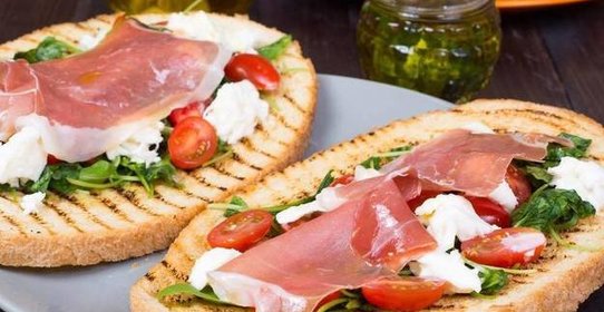 Брускетта с моцареллой и хамоном