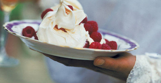 Безе с малиной