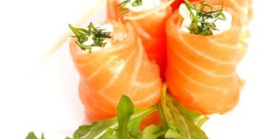 Рулет из копченого лосося, сливочного сыра и зеленого лука