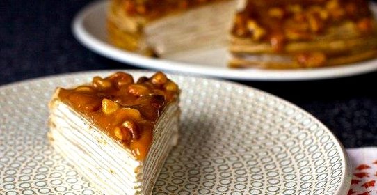 Блинный торт с бананом и ореховой глазурью