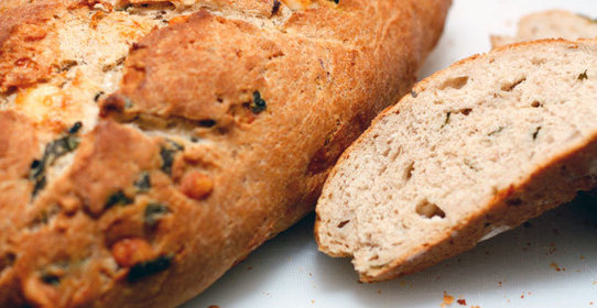 Домашний хлеб с орехами, базиликом и козьим сыром