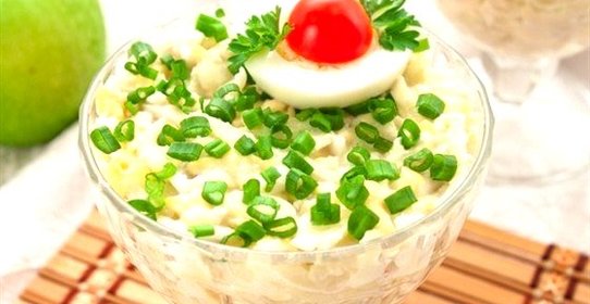 Салат с кальмарами, яблоками и сыром