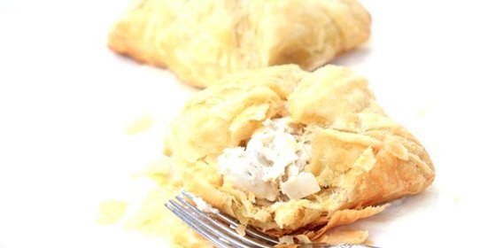 Слоеные пирожки с курицей