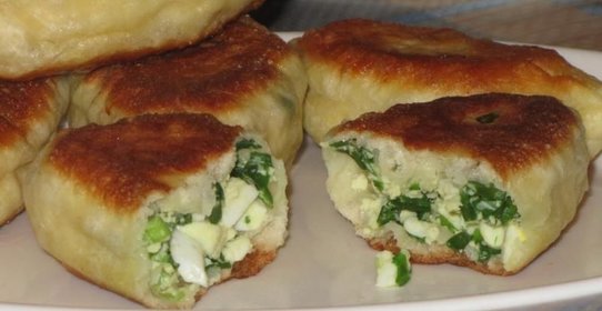 Жареные пирожки с зеленым луком и яйцом дрожжевые