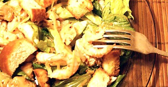 Салат «Цезарь» с курицей и креветками