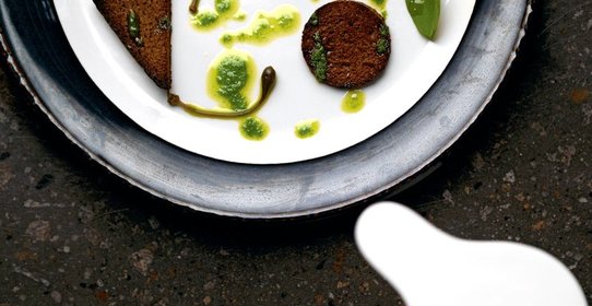 Тартар из страуса со сливочным хреном, щавелем, каперсами и ржаными сухарями