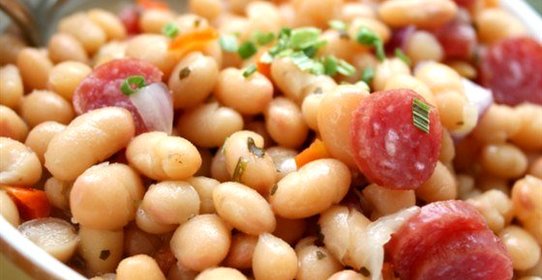 Белая фасоль с колбасой и беконом