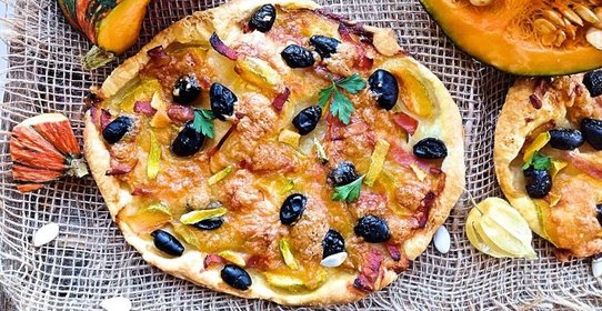 Пицца с тыквой и моцареллой