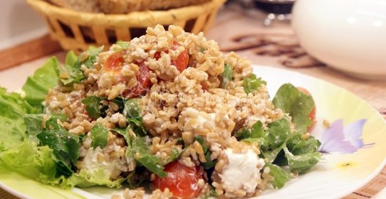 Салат с помидорами черри и овсом