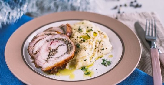 Рулет из свинины с грибной начинкой