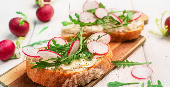 Брускетта с редисом и рукколой