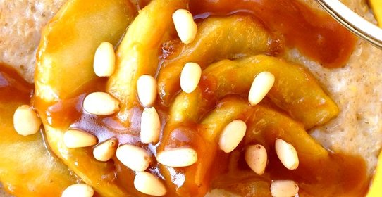 Овсяная каша с яблоком и соленой карамелью