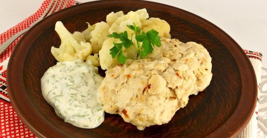 Паровые рубленые котлеты из курицы с гарниром из цветной капусты