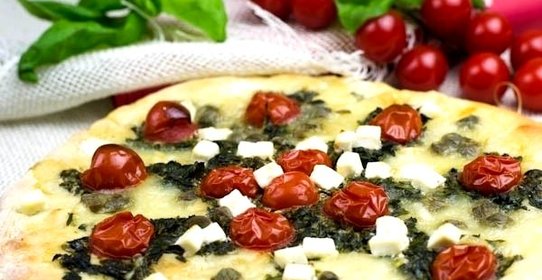 Пицца со шпинатом и помидорами черри