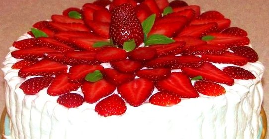 Торт со взбитыми сливками и клубникой