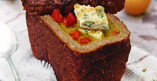 Холодный овощной суп в хлебе