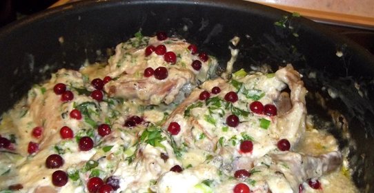 Тушеный кролик в винно-лимонном маринаде с брусникой