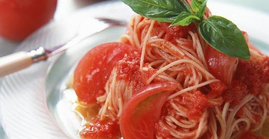 Спагетти с соусом из помидоров и каперсов