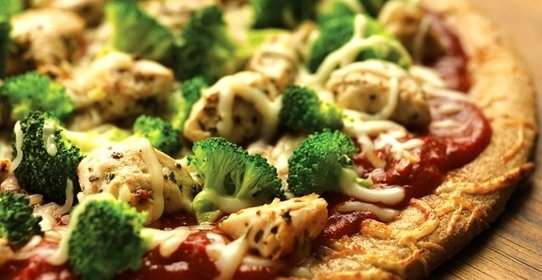 Пицца с брокколи и курицей