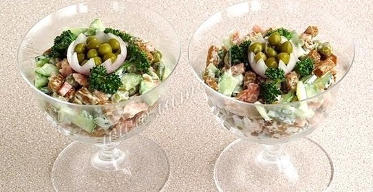 Салат с сухариками и копченой колбасой