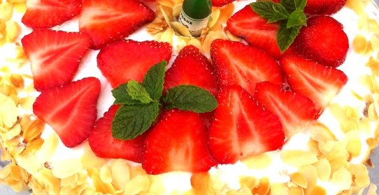 Клубничный торт со взбитыми сливками