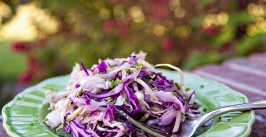 Салат из двух видов капусты и огурцов